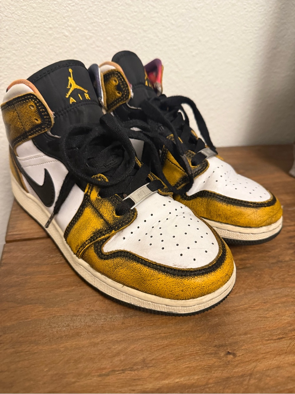 Nike Air Jordan 1 Mid SE “Wear-away” sneakers